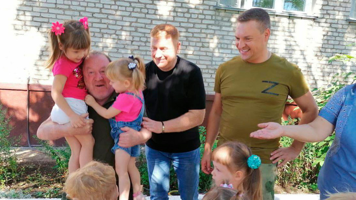 Актер Владимир Стеклов и его коллеги привезли подарки в Луганский дом ребенка