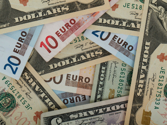 Банк России поднял официальный курс доллара на 21 копейку, евро — на 25