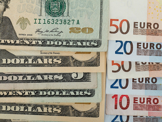 Банк России понизил на выходные официальный курс доллара на 5 копеек, евро прибавил 13