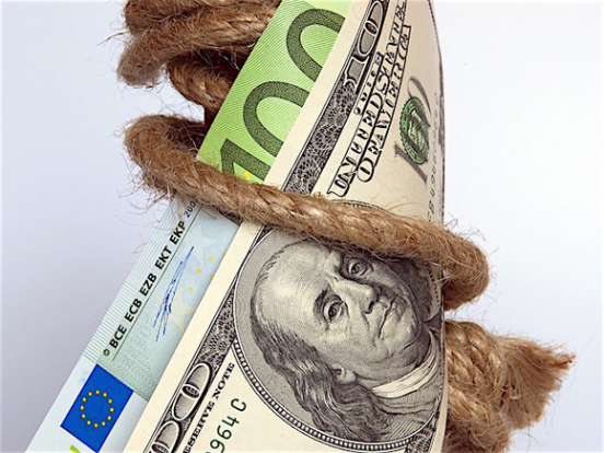 Банк России уронил официальный курс доллара на 34 копейки, евро потерял почти 10