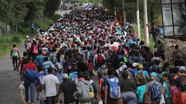 Более двух тысяч мигрантов в Мексике вышли в сторону границы с США
