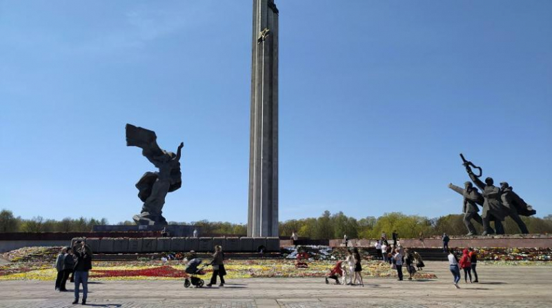 Быстро и дешево: в Латвии готовят эффектный жест против советской культуры