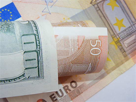 ЦБ РФ опустил официальный курс доллара на 11 копеек и поднял евро почти на столько же