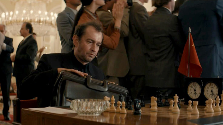 "Чемпион мира":  шахматная партия, закрученная в сложный политический детектив