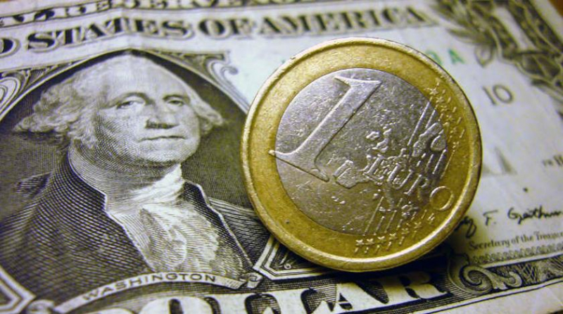Доллар и евро рухнули до исторических минимумов