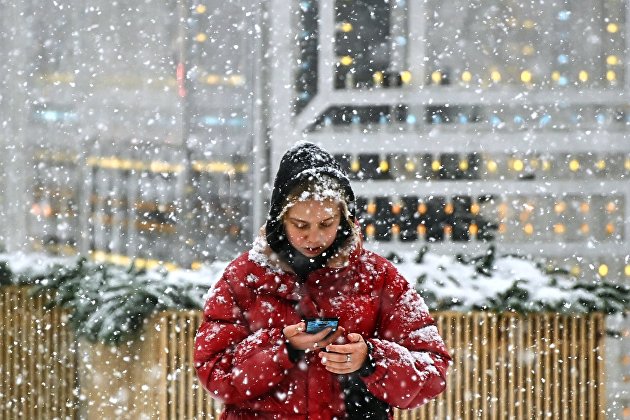 Эксперт Ефимов посоветовал не заряжать смартфон сразу после нахождения на холоде