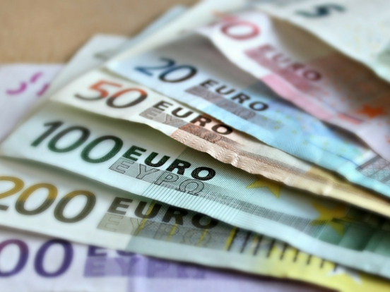 Евро превысил 88 рублей впервые с середины февраля