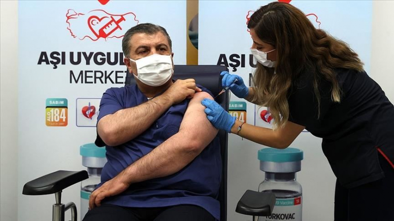 Глава Минздрава Турции привился отечественной вакциной TURKOVAC