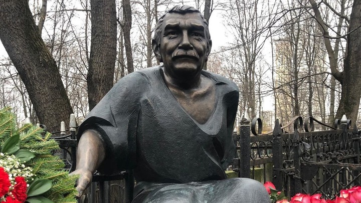 Год без Джигарханяна: на могиле актера открыли памятник