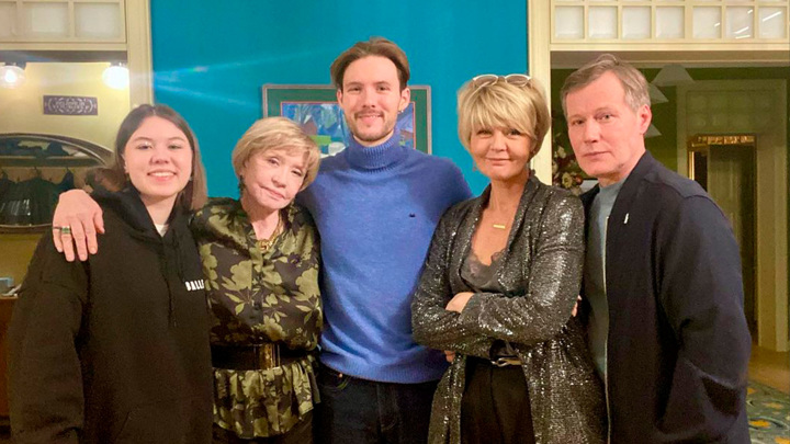 Юлия Меньшова опубликовала новогоднее семейное фото с Верой Алентовой