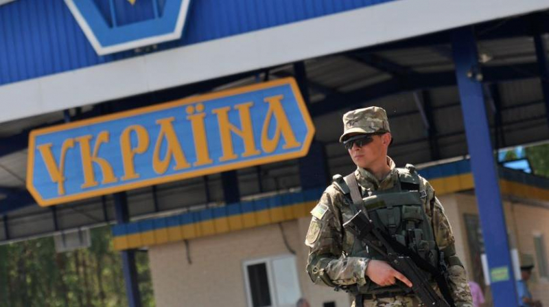 Киев поставил укрепленный колючкой забор на границе Украины с Россией