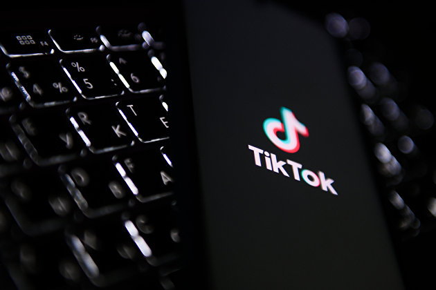 Китайская соцсеть TikTok ввела ограничения на работу сервиса в России из-за закона о "фейках"