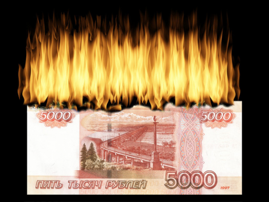 Курс рубля падает из-за «бегства» с рынков