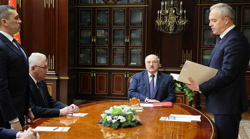 Лукашенко перед референдумом отправил в отставку главу ЦИК Белоруссии