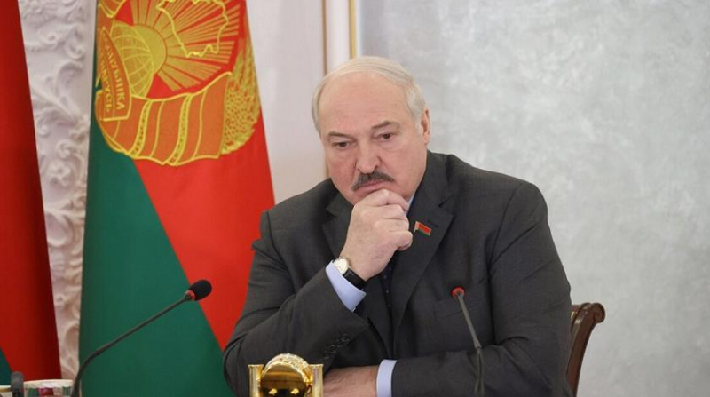 Лукашенко призвал жителей Казахстана встать на колени перед военными