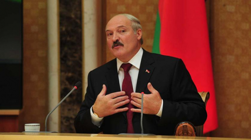 Лукашенко снова заигрывает с Западом в попытке сохранить власть - СМИ