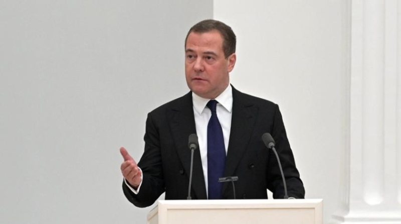 Медведев жестко ответил отказавшемуся от переговоров Зеленскому