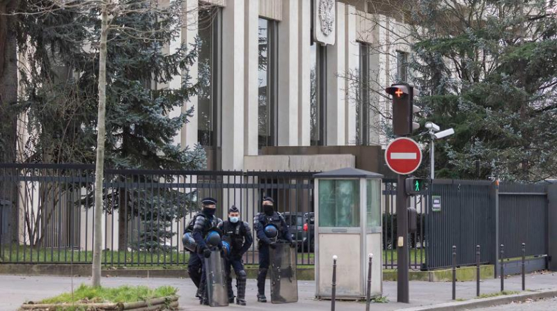 Неизвестные облили краской российское посольство во Франции - видео
