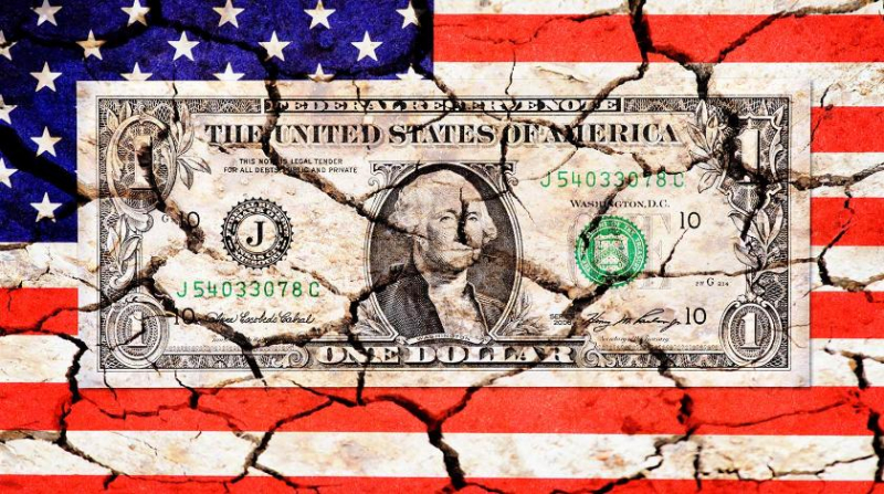 "Невозможно быть сверхдержавой": в США предупредили о крахе доллара