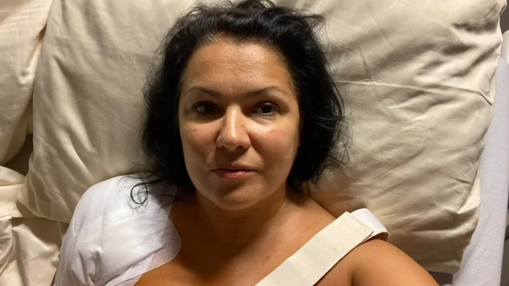 Перенесшая срочную операцию Анна Нетребко показала фото из больницы