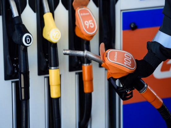 Почти в 50 российских регионах отмечен рост цен на бензин