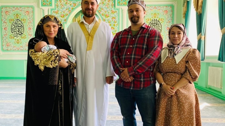 "Под защитой предков": Сябитова показала внучку в мечети