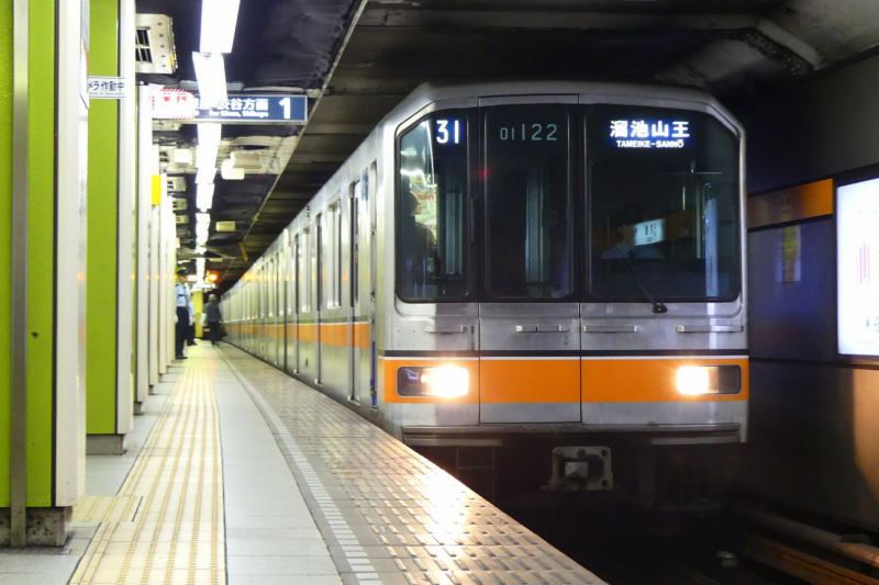При нападении мужчины в поезде в Токио пострадали 15 человек