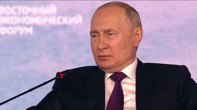Путин двумя словами обозвал покинувшего Россию Чубайса
