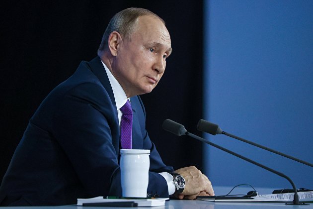 Путин призвал защищать общество от негативного влияния в интернете без подавления свободы