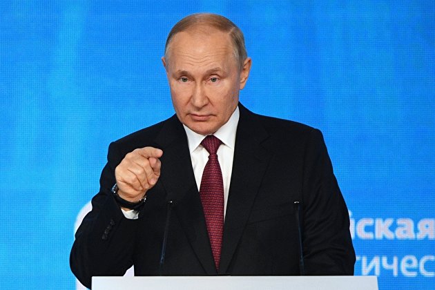 Путин заявил, что в интернете ничему нельзя доверять из-за обилия обмана и лжи