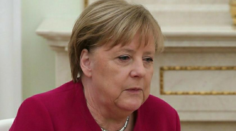 Пыталась скрыться от фотографов и забыла документы: как прошла отставка Меркель