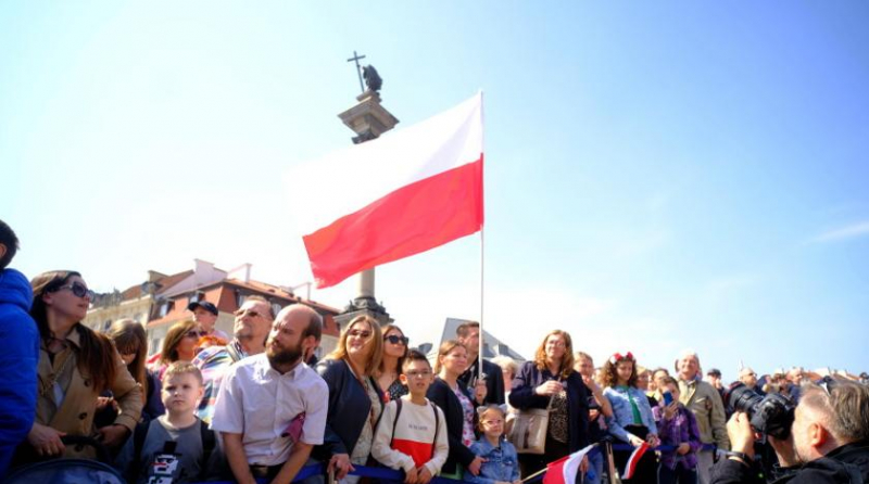 Российского посла облили в Польше краской - видео