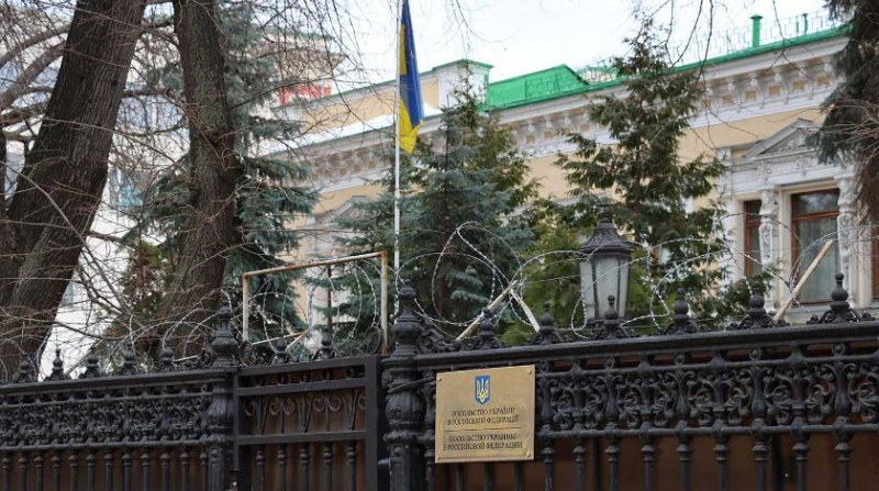 С украинского посольства в Москве сорвали флаг - видео