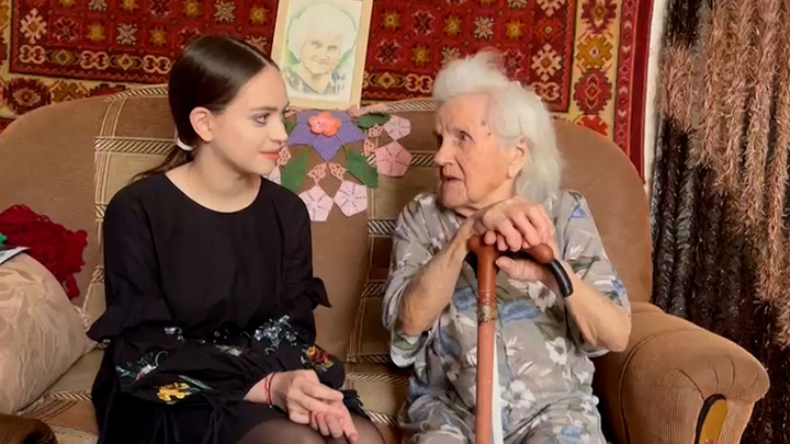 Самая юная участница шоу "Песни от всей души" навестила 104-летнего ветерана