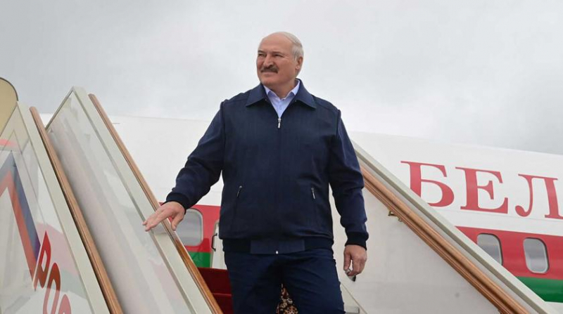Самолет Лукашенко неожиданно приземлился в Сочи