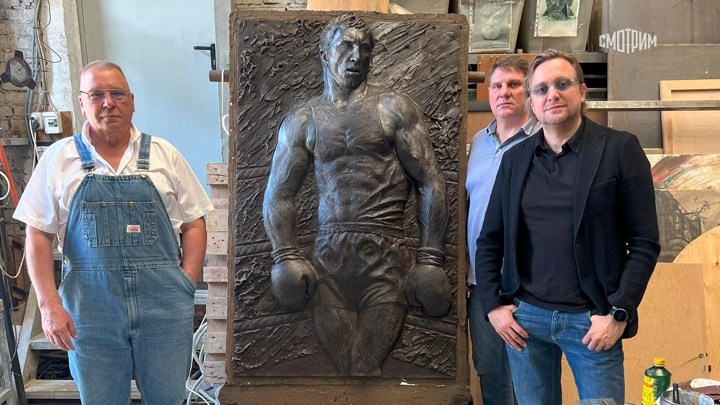 Скульптор рассказал о работе над мемориальной доской боксеру Валерию Попенченко