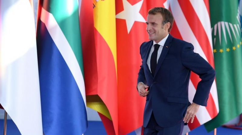 "Слабак": поведение Макрона на саммите G20 обсуждают в Сети