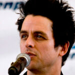 <span class="title">Солист Green Day намерен отказаться от гражданства США</span>