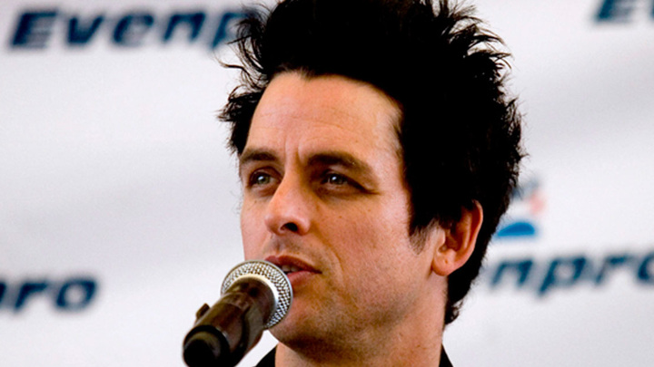 Солист Green Day намерен отказаться от гражданства США