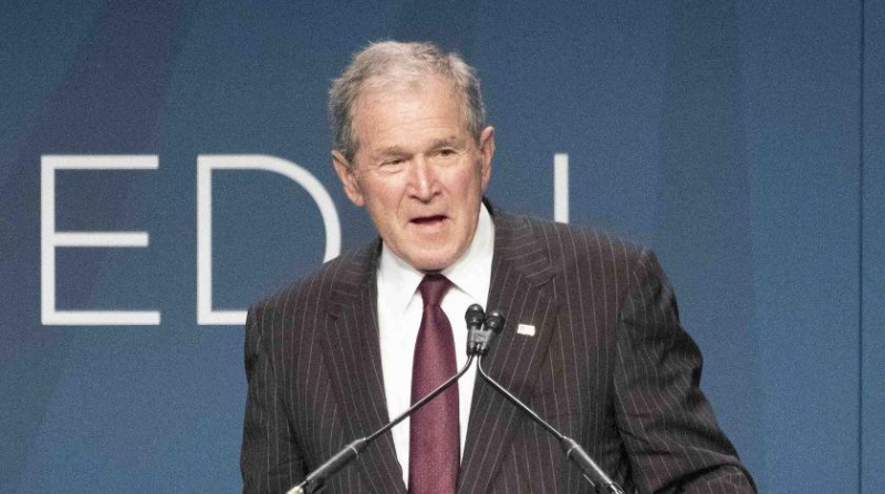 "Ты должен сидеть": обвинивший Буша в гибели иракцев ученый сорвал пресс-конференцию