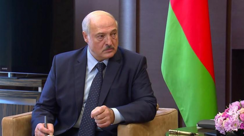 У Сербии не получится усидеть на "трех стульях" - Лукашенко