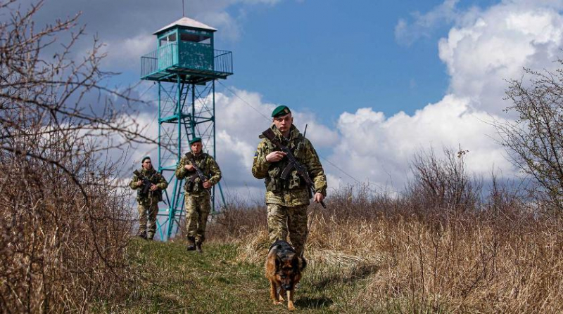Украина укрепляет границу с Россией на случай "вооруженной агрессии" - видео