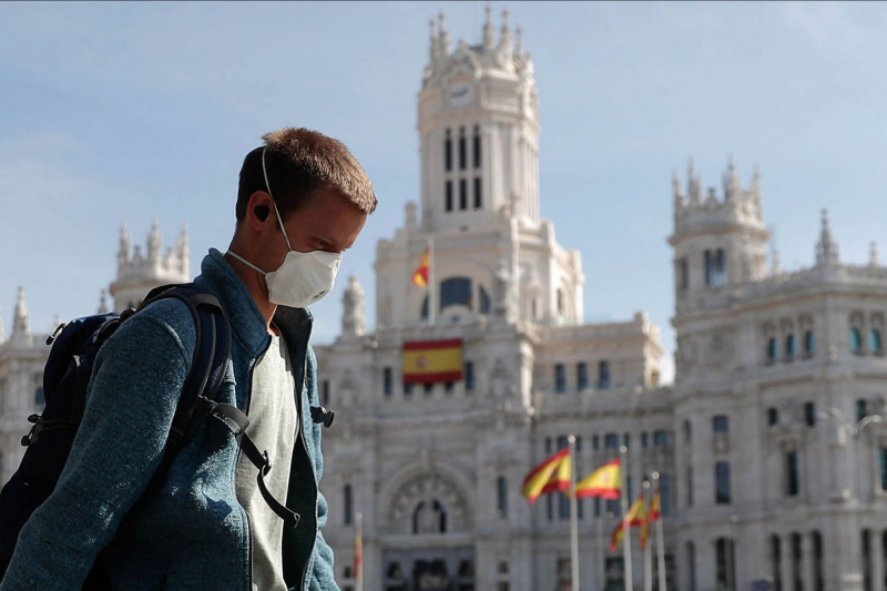 В Испании согласовали отмену обязательного ношения масок на улице