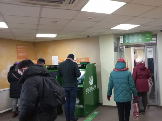 В казахстанских Сбербанке, ВТБ и Альфа-Банке из-за санкций заблокировали средства на счетах и переводы клиентов