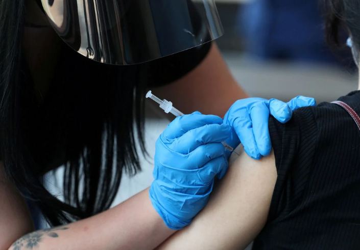 В Нью-Йорке сделают вакцинацию обязательной для всех работников