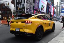 В такси Нью-Йорка появился Ford Mustang Mach-E (ФОТО)