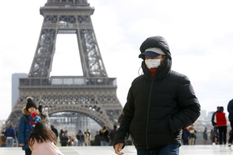 Во Франции ношение масок станет обязательным на рождественских ярмарках