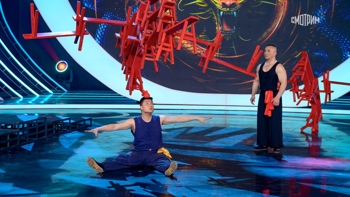 Акробаты из Китая поразили жюри шоу "Удивительные люди" нереальной силой
