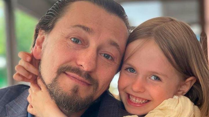 Безруков опубликовал редкое фото с дочкой по случаю ее дня рождения