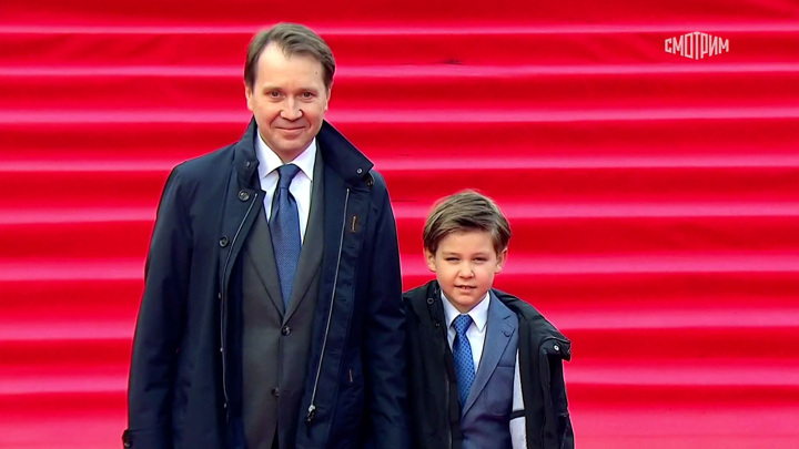 Евгений Миронов пришел на церемонию открытия 46-го ММКФ с сыном Петей